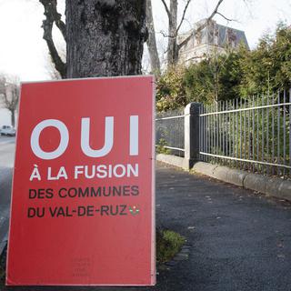 Une affiche en faveur de la fusion des communes du Val-de-Ruz, installée dans le village de Cernier, Neuchâtel, le vendredi 25 novembre 2011. [Sandro Campardo]
