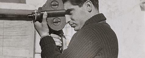 Robert Capa pendant la guerre civile d'Espagne en mai 1937. [DP - Gerda Taro]