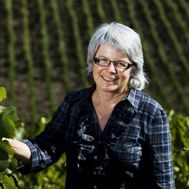 Madeleine Gay dans les vignes de Provins, le 21 septembre 2009 à Sierre. [Jean-Christophe Bott]