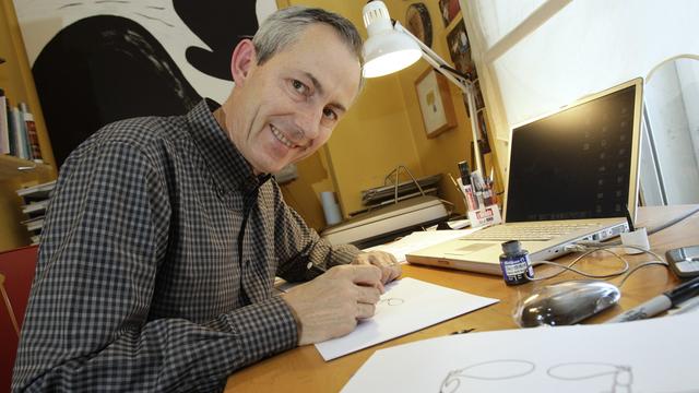 Le dessinateur de presse Philippe Becquelin, alias Mix & Remix, dans son atelier à Lausanne. [Laurent Gillieron]