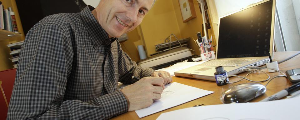 Le dessinateur de presse Philippe Becquelin, alias Mix & Remix, dans son atelier à Lausanne. [Laurent Gillieron]