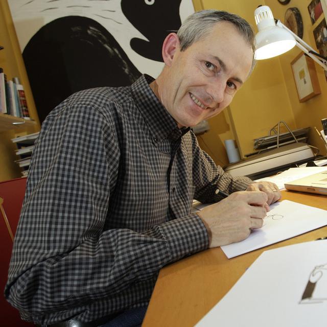 Le dessinateur de presse Philippe Becquelin, alias Mix & Remix, dans son atelier à Lausanne. [Laurent Gillieron]
