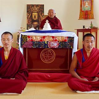 Deux lamas et le Grand maître Tenzin Namdak se livrent à la méditation. [Frank Perry]