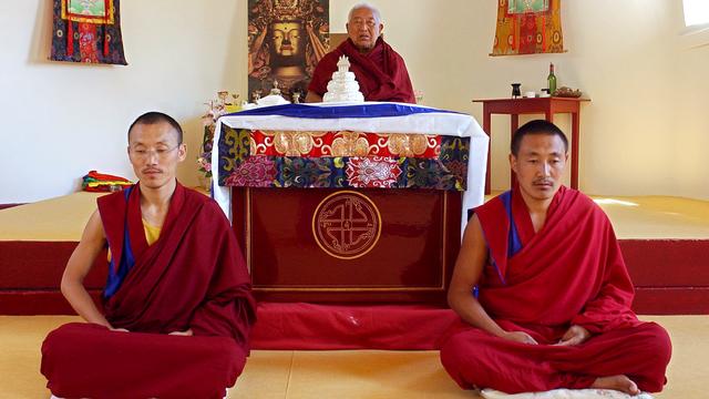 Deux lamas et le Grand maître Tenzin Namdak se livrent à la méditation. [Frank Perry]