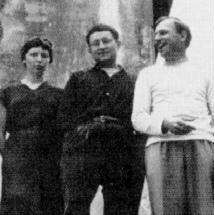 Guy Debord (au centre), avec Michèle Bernstein et Asger Jorn. [DP]