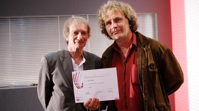 4 mai 2013: Patrick Ferla, président du jury, remet le Prix du public à Alex Capus pour son livre "Léon et Louise". [Patrick Lopreno]