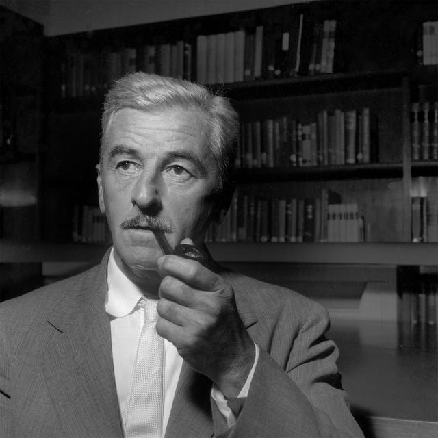 Portrait de William Faulkner en 1955. [LEEMAGE]