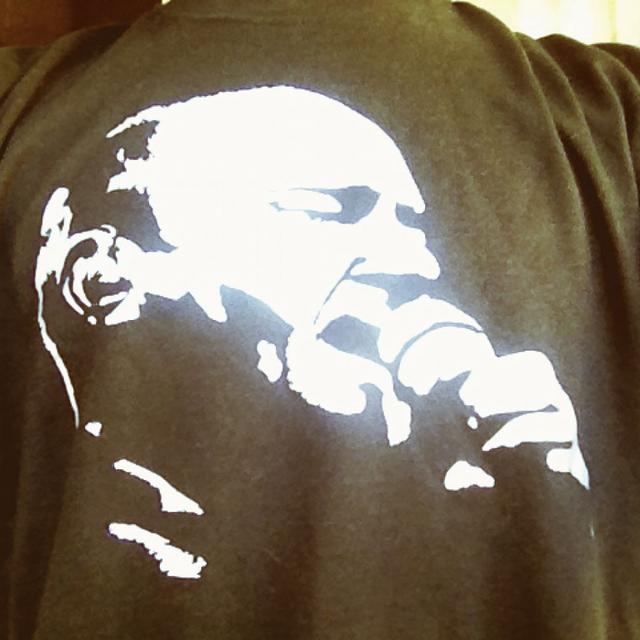 Le "brillant" Phil Collins en t-shirt.