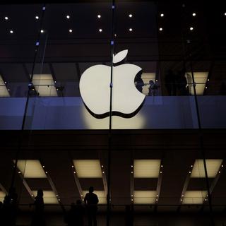 Le logo d'Apple sur un magasin de la marque à Hong Kong. [Chen  Xiaowei]