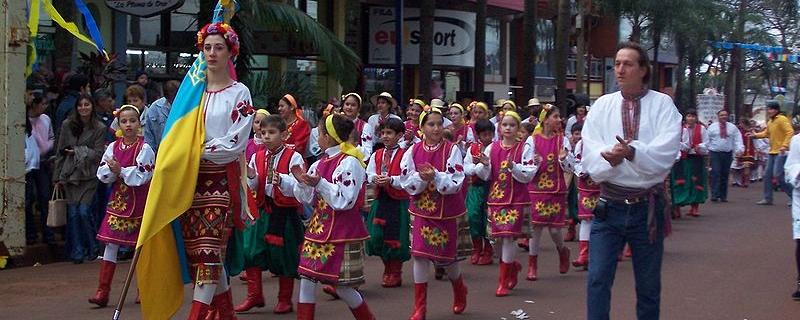 Argentins ukrainiens lors d'une parade dans la Province de Misiones. [GNU Free Documentation License - Leandro Kibisz - Loco085]