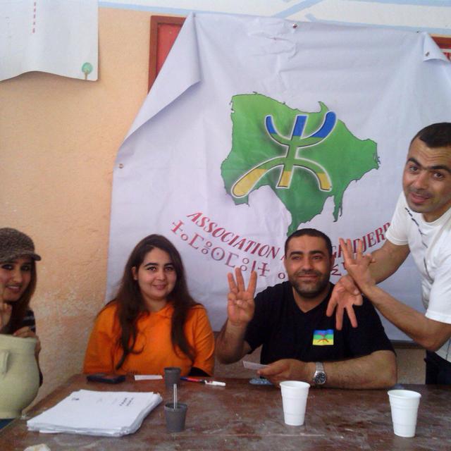 Slah Ben Mimoune, Walid Ben Mimoune, Hanane et Aroua, membres de l'association amazikh de Guellala, Djerba (de droite à gauche). [Camille Lafrance]
