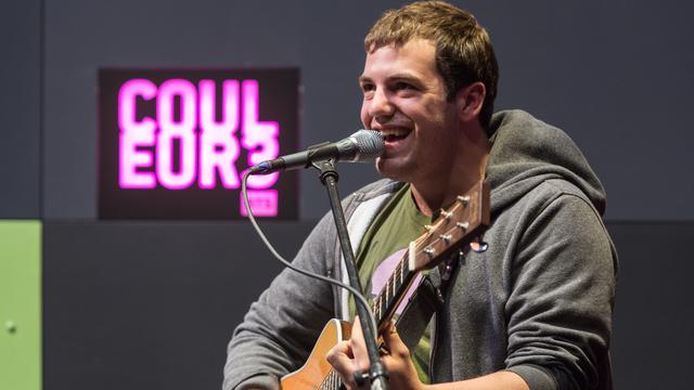 Félicien Donzé (Lia quand il se produit en solo) au chant et à la guitare. [Alexandre Chatton]