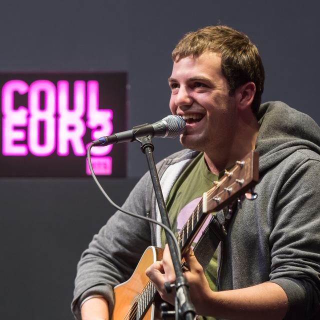 Félicien Donzé (Lia quand il se produit en solo) au chant et à la guitare. [Alexandre Chatton]