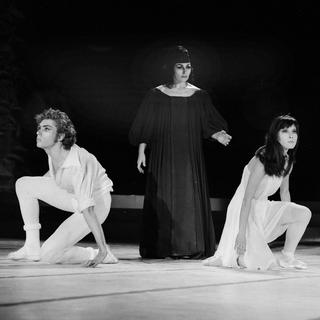Itomi Asakawa et Jorge Donn dans "Roméo et Juliette" au Palais des Sports de Paris en décembre 1966. [AFP / Lipnitzki / Roger-Viollet]