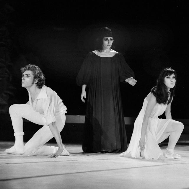 Itomi Asakawa et Jorge Donn dans "Roméo et Juliette" au Palais des Sports de Paris en décembre 1966. [AFP / Lipnitzki / Roger-Viollet]