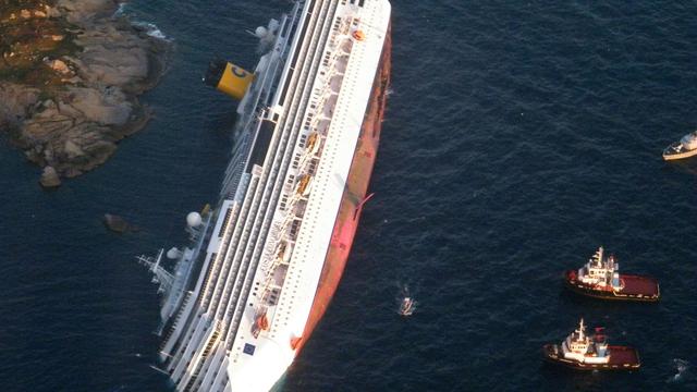 Vue aérienne du Costa Concordia, naufragé au large de l'île del Giglio. [AFP PHOTO/ HO/ ITALIAN GUARDIA DE FINANZA]