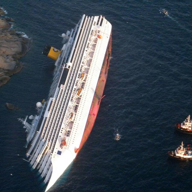 Vue aérienne du Costa Concordia, naufragé au large de l'île del Giglio. [AFP PHOTO/ HO/ ITALIAN GUARDIA DE FINANZA]