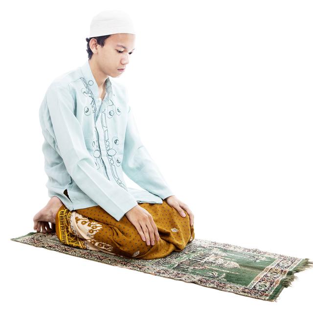 Jeune musulman sur son tapis de prière. [Paulus Nugroho R]