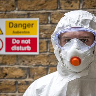 Masque et combinaison de protection contre l'amiante. [R3F / Science Photo Library / AFP]
