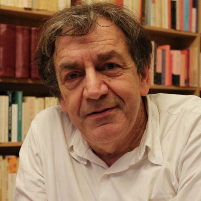 Le philosophe Alain Finkielkraut, chez lui à Paris en janvier 2014. [Charles Sigel]