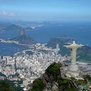 Vue sur Rio de Janeiro depuis la colline de Corcovado. [CC BY 3.0 - Mariordo]
