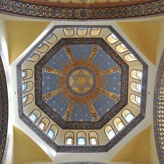 L'étoile de David, sous la coupole de la synagogue de La Chaux-de-Fonds, richement décorée. [RTS Religion]