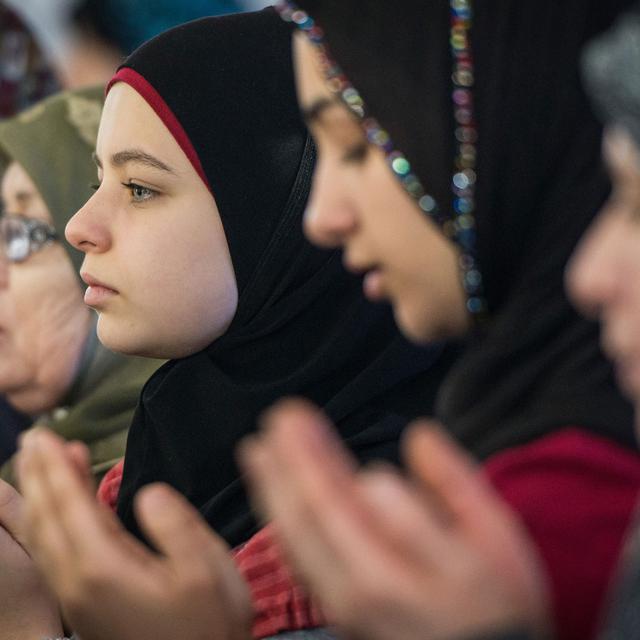 Femmes musulmanes à la prière. [Yasuyoshi Chiba]