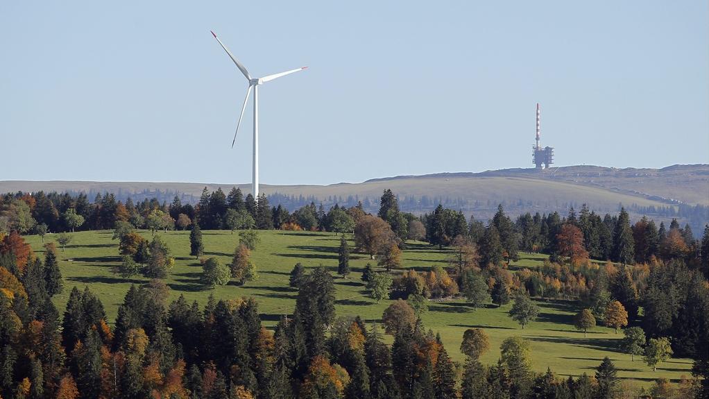 La commune du Peuchapatte compte trois éoliennes. [Keystone - Peter Klaunzer]