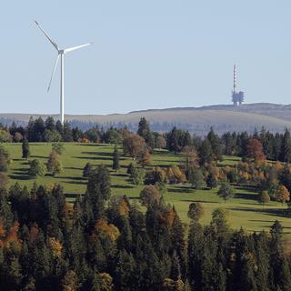 La commune du Peuchapatte compte trois éoliennes. [Keystone - Peter Klaunzer]
