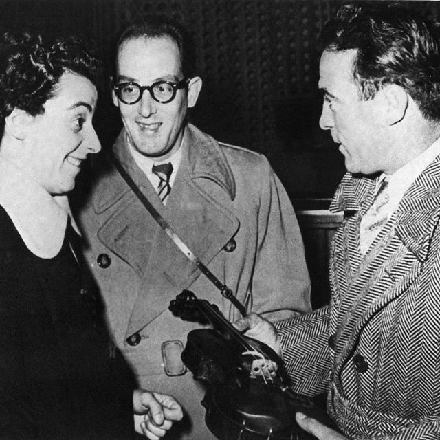 Marcel Cerdan (à droite), en compagnie de la violoniste Ginette Neveu, le 27 octobre 1949. Ils périrent tous deux quand leur avion s'écrasa sur les Açores.