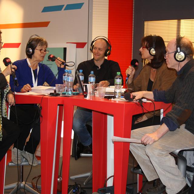 Geneviève Bridel (RTS), Isabelle Ruef (Le Temps), Julien Burri (L'Hebdo), l'animatrice Anik Schuin et le comédien Jean-Michel Meyer. [Amélie Nappey-Barrail]