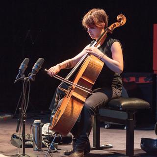 Sara Oswald au violoncelle. [Alexandre Chatton]