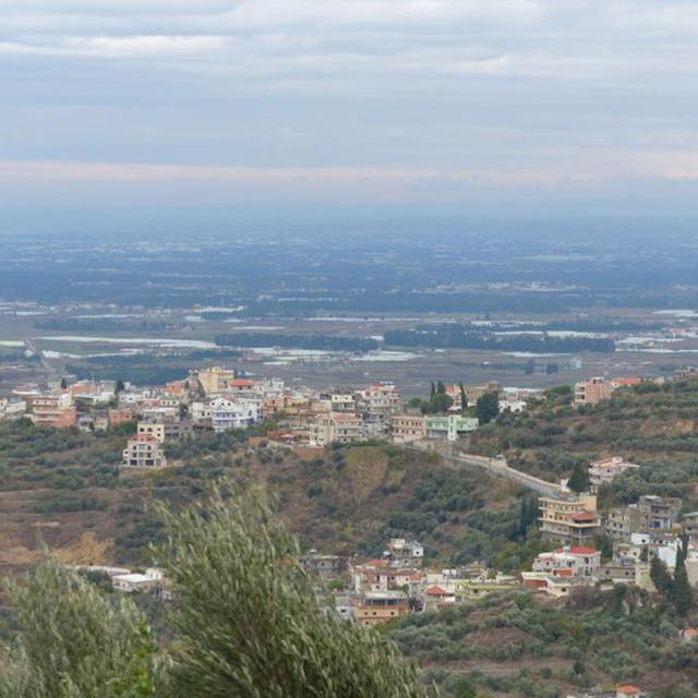 La région d’Akkar est à cheval entre le Liban et la Syrie. Les villages du premier plan sont au Liban; la Syrie commence à quelques kilomètres à peine derrière eux. [Aline Jaccottet]