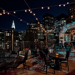 Le rooftop "Upstairs" propose une vue de New York depuis le toit d'un hôtel de luxe. [upstairsnyc.com]