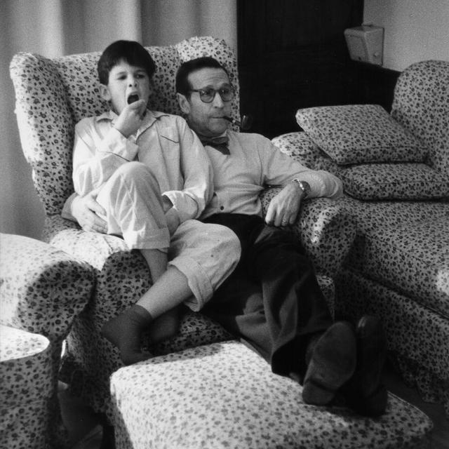 Georges Simenon regardant le 20h avec son fils John au Château d'Échandens, 1960. [Elle, 1960 - Jean Lattès]