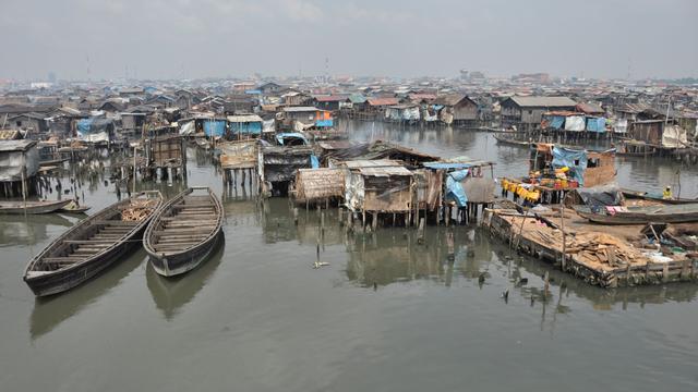 L'eau de l'océan entourant Makoko est devenue grise, opaque, puante et surtout, source de maladies. [Chriss Nwobu]