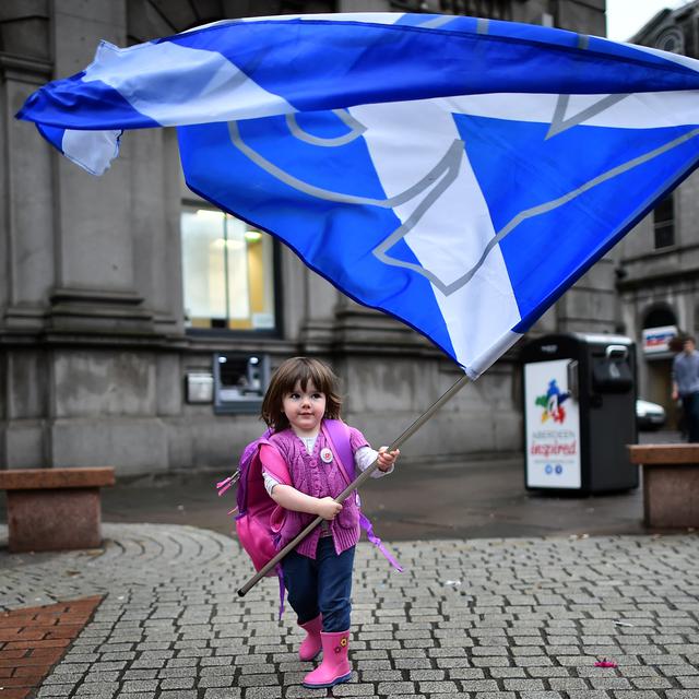 Une petite écossaise joue avec le drapeau pro-indépendantiste, le 15 septembre 2014. [Ben stansall]