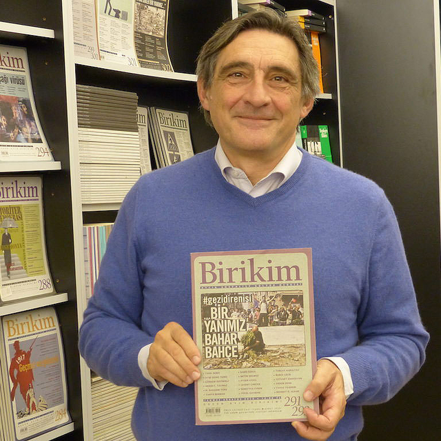 Politologue renommé, Ahmet Insel a sa propre maison d’édition et un magazine d’analyse politique. Au-delà de la tension islam-laïcité, il interroge le caractère autoritaire de l’Etat turc. [RTS - Aline Jaccottet]