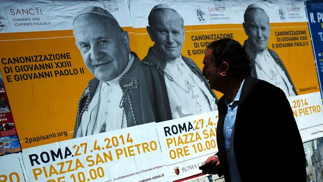 Affiche dans les rues de Rome annonçant la cérémonie de canonisation de Jean-Paul II et Jean XXIII. [Filippo Monteforte]