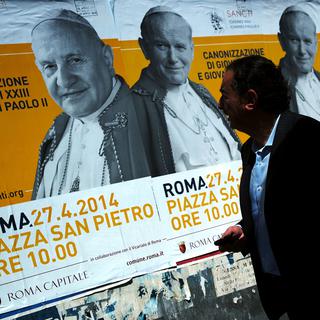 Affiche dans les rues de Rome annonçant la cérémonie de canonisation de Jean-Paul II et Jean XXIII. [Filippo Monteforte]