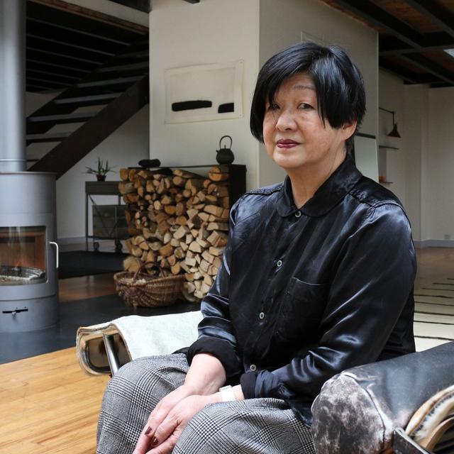 La céramiste Setsuko Nagasawa, chez elle à Paris en janvier 2014. [Charles Sigel]