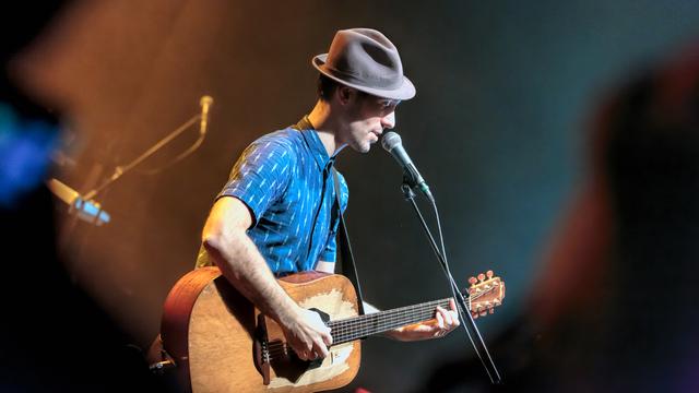 Charlie Winston retrouve "son" chapeau pour le rappel. [RTS - Alexandre Chatton]