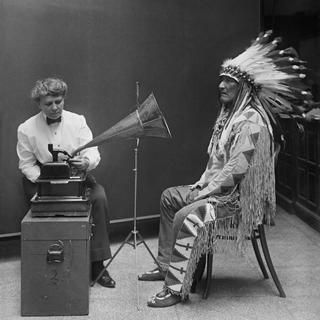 Frances Densmore enregistrant le chef indien blackfoot Mountain Chief en 1916. [DP]