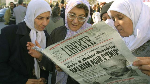 Femmes algériennes lisant le journal "La Liberté".