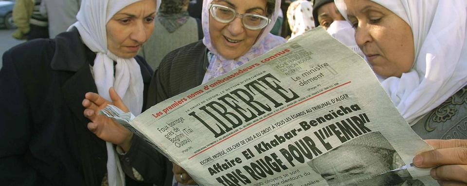 Femmes algériennes lisant le journal "La Liberté".