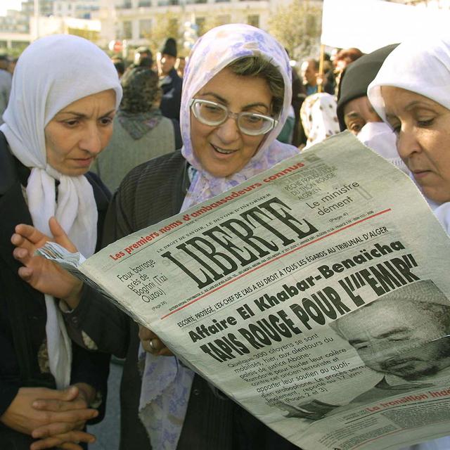 Femmes algériennes lisant le journal "La Liberté".