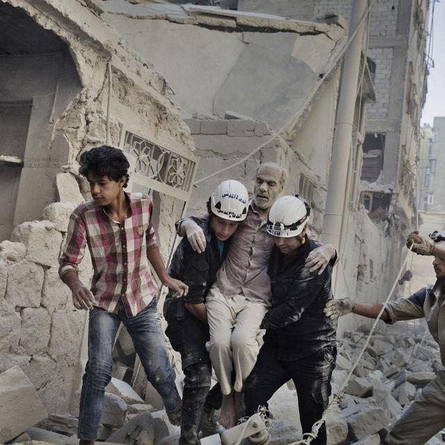 Casques blancs syriens en plein sauvetage dans la ville d'Alep. [Sébastiano Tomada]
