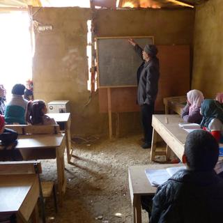 L’éducation est une valeur centrale dans la culture syrienne. Les réfugiés du camp de Sahal Miniara se sont dépêchés de construire une école pour permettre à leurs enfants de continuer à apprendre. [RTS - Aline Jaccottet]