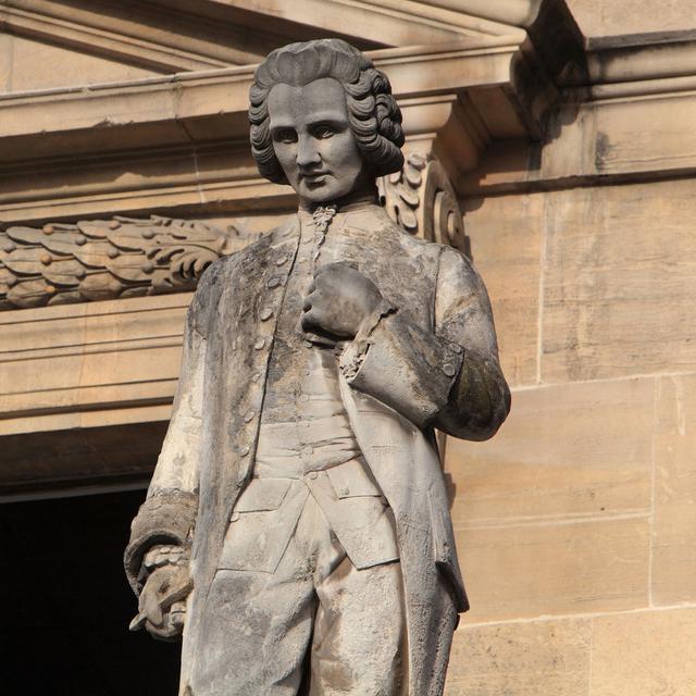 Statue de Jean-Jacques Rousseau, 1712-1778, auteur et philosophe, par Jean-Baptiste Farochon, dans la cour Napoléon au Musée du Louvre, Paris. [Manue. Cohen]