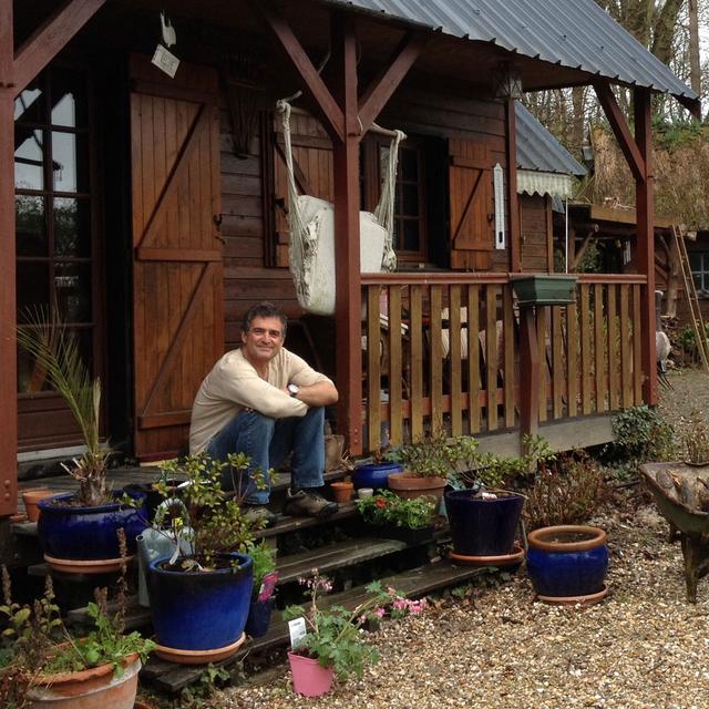 Entre deux voyages, Frédéric Chotard vit dans la campagne en région parisienne. [RTS - Martine Galland]